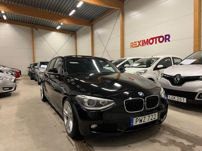 Svart Begagnad 2015 BMW 118 Halvkombi | 99 900 kr (Marknadspris) - Bild 1/4