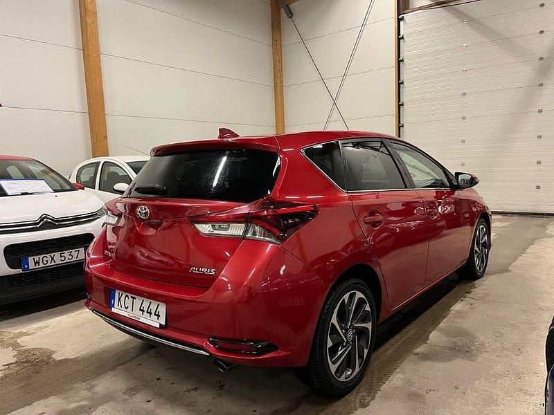 Begagnad Toyota Auris Active 116 HK (85 kW) 2015 Mörkröd Halvkombi