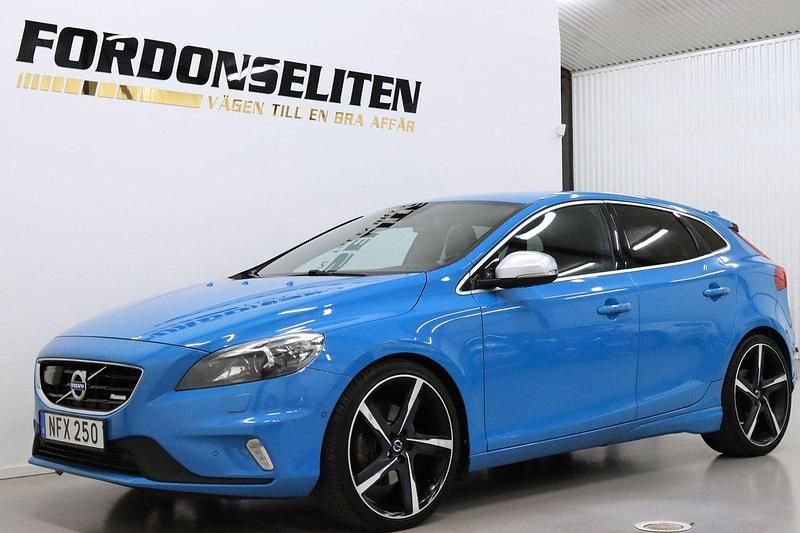 Blå Begagnad 2013 Volvo V40 R-Design Halvkombi | 159 900 kr (Marknadspris) - Bild 1/4