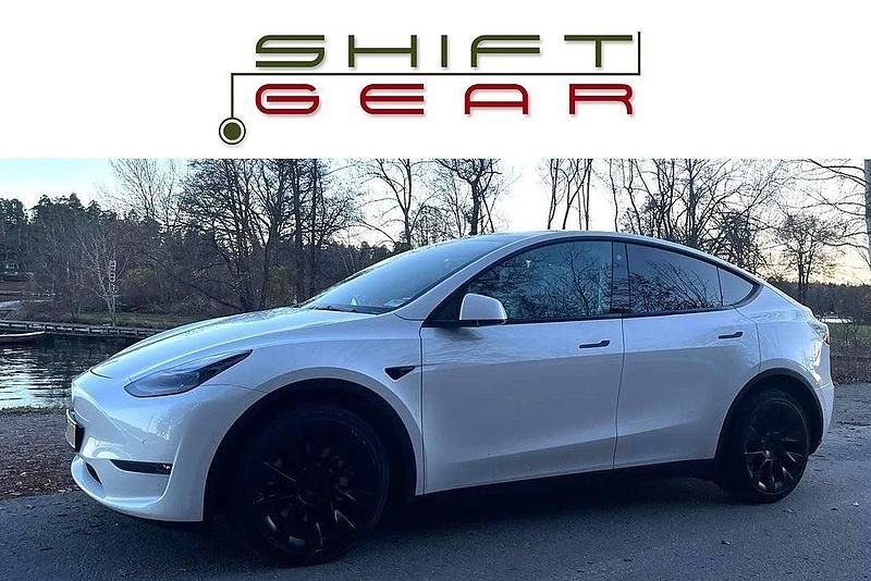Pärlemovit flerlagersfärg | helsvart premium interiör Begagnad 2021 Tesla Model Y Long Range AWD SUV | 371 000 kr (Lite dyr) - Bild 1/4