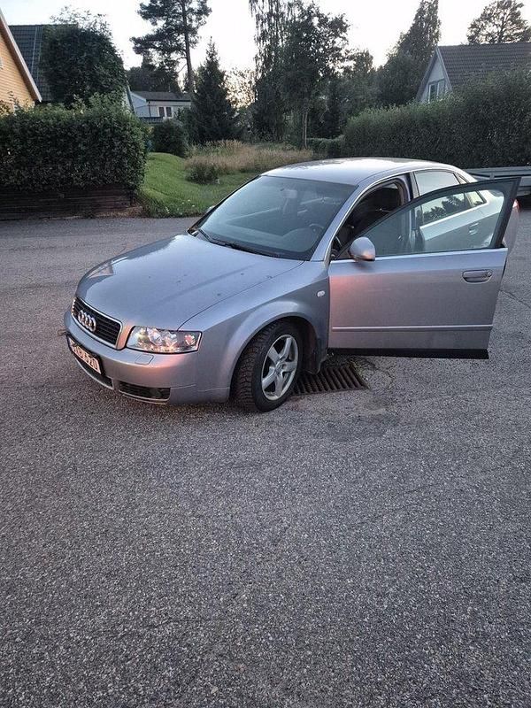 Silver Begagnad 2004 Audi A4 Comfort Sedan | 5 000 kr (Superpris) - Bild 1/1