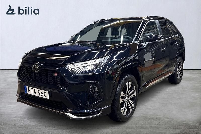 Svart Begagnad 2025 Toyota RAV4 Hybrid Sport SUV | 584 900 kr (Dyr) - Bild 1/4