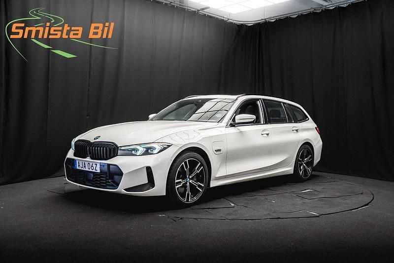 Vit Begagnad 2022 BMW 330e M Sport Kombi | 369 900 kr (Dyr) - Bild 1/3