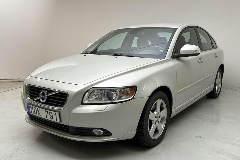 Vit Begagnad 2012 Volvo S40 Momentum Sedan | 99 000 kr (Dyr) - Bild 1/4