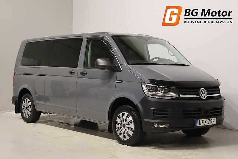 Grå Begagnad 2019 VW Caravelle Minibuss | 349 900 kr (Lite dyr) - Bild 1/4