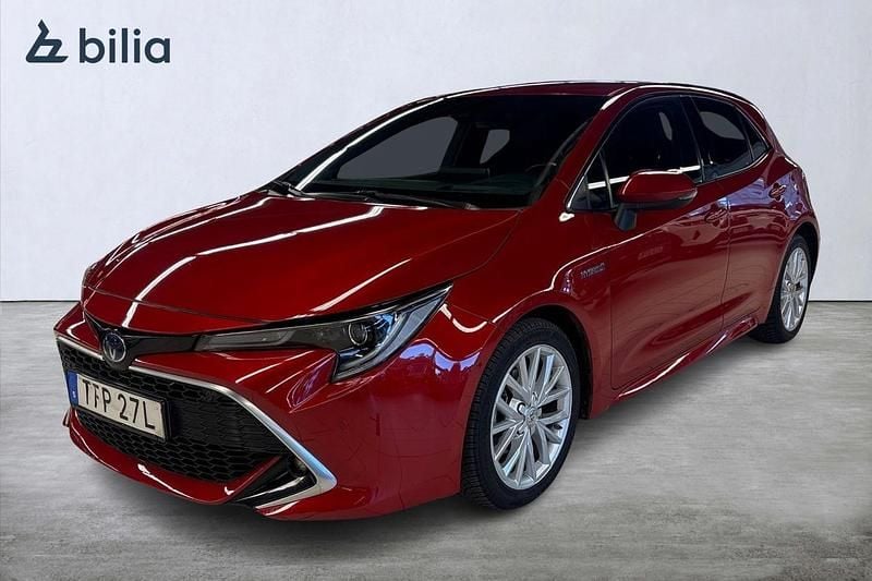 Röd Begagnad 2019 Toyota Corolla Hybrid Executive Halvkombi | 229 900 kr (Marknadspris) - Bild 1/3