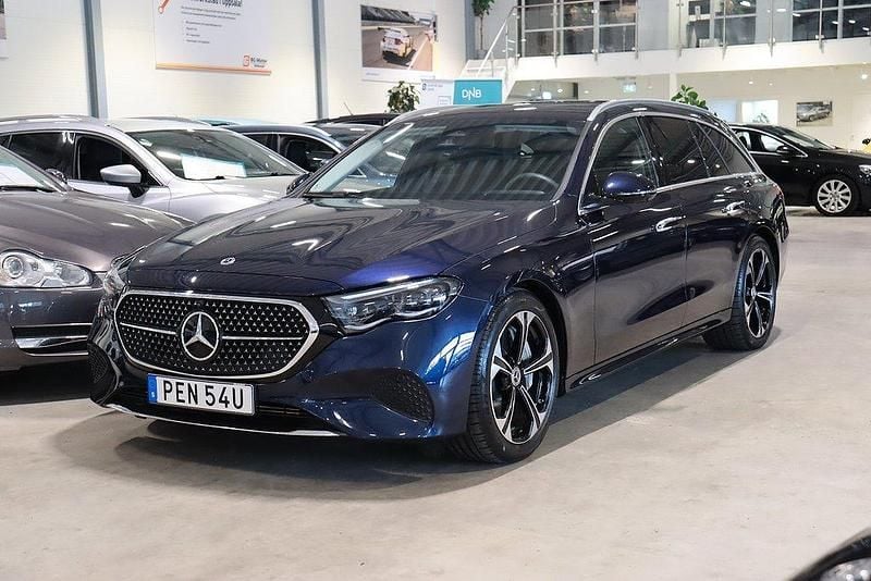 Mörkblå Begagnad 2023 Mercedes E300 Avantgarde Kombi | 549 900 kr (Marknadspris) - Bild 1/4