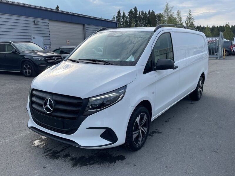 Vit Ny 2025 Mercedes Vito Minibuss | 623 750 kr (Marknadspris) - Bild 1/4