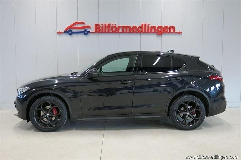 Svart Begagnad 2017 Alfa Romeo Stelvio SUV | 219 500 kr (Marknadspris) - Bild 1/4