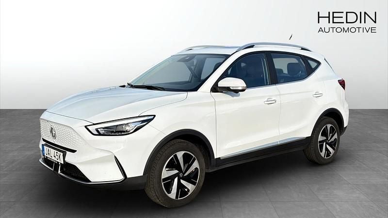 Vit (white) Begagnad 2023 MG ZS Luxury Sedan | 259 900 kr (Bra pris) - Bild 1/4
