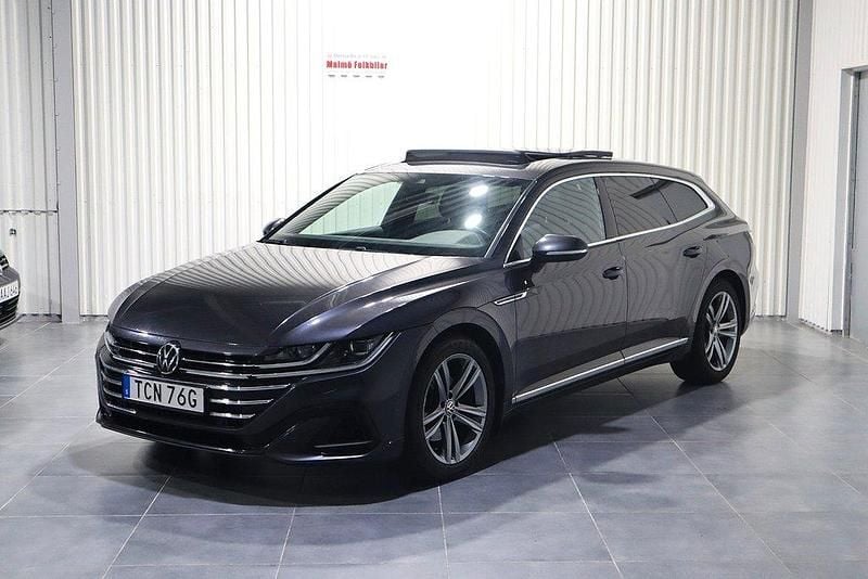 Mörkgrå (grå) Begagnad 2021 VW Arteon R Kombi | 289 900 kr (Marknadspris) - Bild 1/4