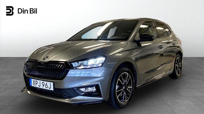 Grå Begagnad 2025 Skoda Fabia Monte Carlo Halvkombi | 249 900 kr (Marknadspris) - Bild 1/4