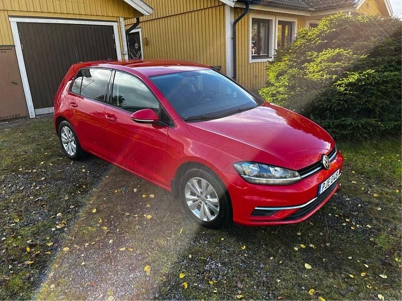 Röd Begagnad 2017 VW Golf VII Halvkombi | 125 000 kr (Marknadspris) - Bild 1/4