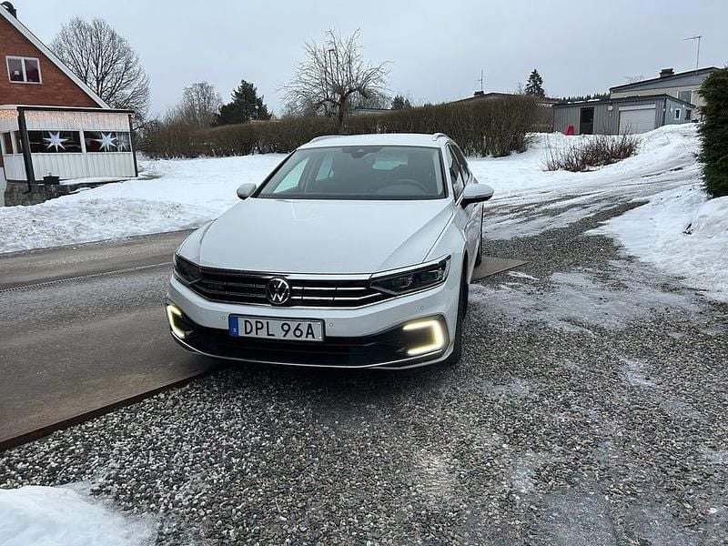 Vit Begagnad 2021 VW Passat GTE Kombi | 196 000 kr (Bra pris) - Bild 1/4