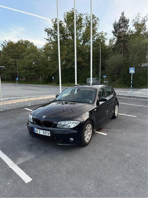 Svart Begagnad 2005 BMW 120 Advantage Halvkombi | 32 800 kr (Marknadspris) - Bild 1/4