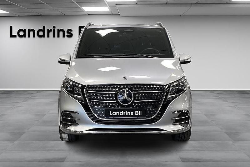 Begagnad Mercedes V300 AMG 237 HK (174 kW) 2024 Silver Minibuss