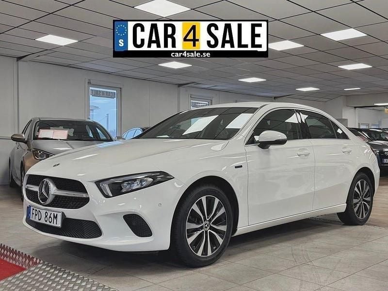 Vit Begagnad 2021 Mercedes A250 Sedan | 269 900 kr (Marknadspris) - Bild 1/4