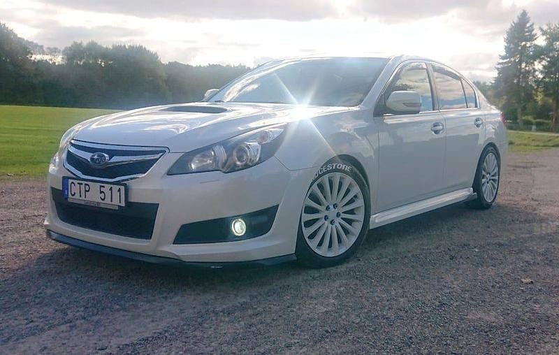 Pärlemoreffekt Begagnad 2010 Subaru Legacy Sedan | 68 500 kr (Dyr) - Bild 1/4