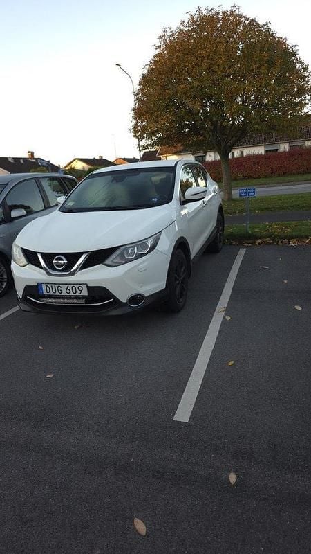 Vit Begagnad 2015 Nissan Qashqai SUV | 65 000 kr (Superpris) - Bild 1/4