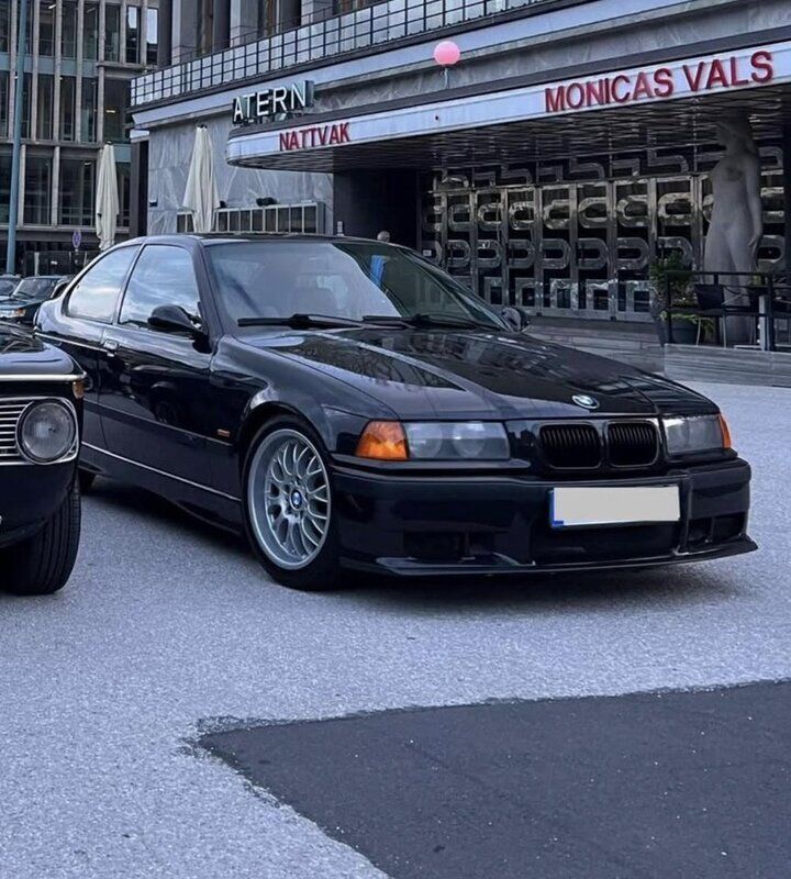 Svart Begagnad 2000 BMW 323 Compact M Sport Halvkombi | 90 000 kr - Bild 1/4