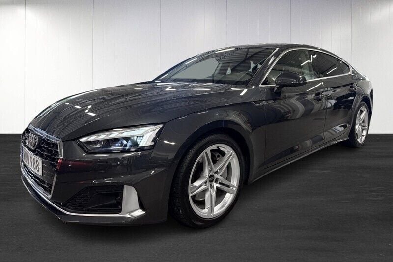 Mörkgrå (grey) Begagnad 2022 Audi A5 Sportback Advanced Halvkombi | 359 900 kr (Marknadspris) - Bild 1/4