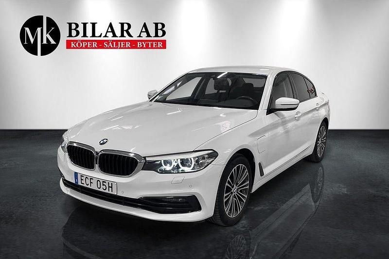 Vit Begagnad 2020 BMW 530 iPerformance Sedan | 274 900 kr (Marknadspris) - Bild 1/4
