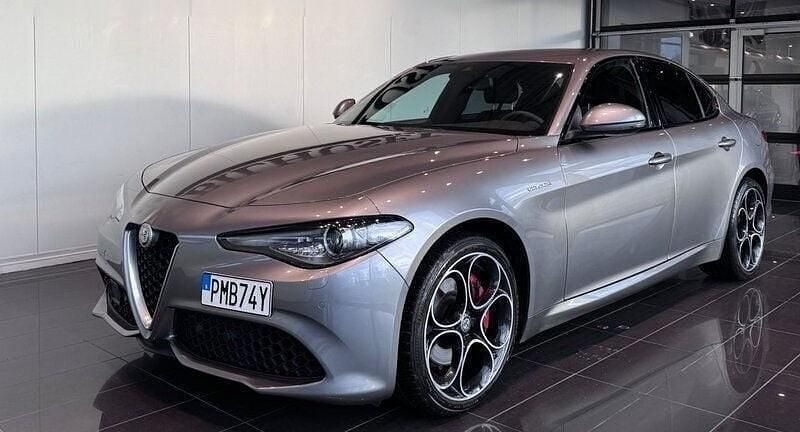 Grå Begagnad 2019 Alfa Romeo Giulia Veloce Sedan | 315 000 kr (Marknadspris) - Bild 1/4