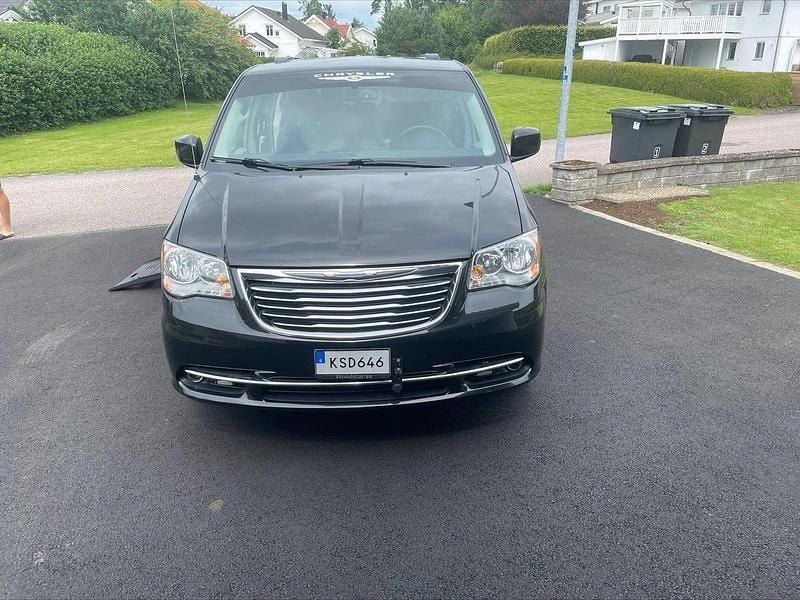 Svart Begagnad 2015 Chrysler Town & Country Minibuss | 239 500 kr (Marknadspris) - Bild 1/4