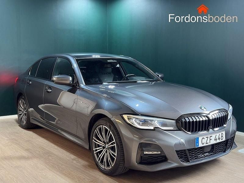 Grå Begagnad 2020 BMW 330e M Sport Sedan | 339 800 kr (Lite dyr) - Bild 1/4