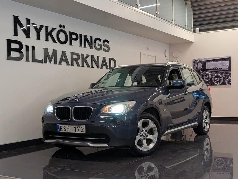 Blå Begagnad 2010 BMW X1 SUV | 74 900 kr (Lite dyr) - Bild 1/4