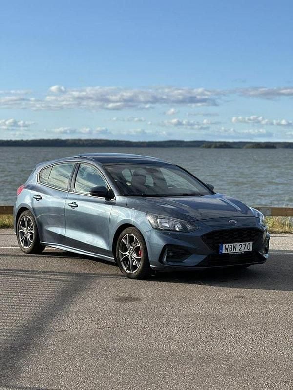 Blå Begagnad 2019 Ford Focus ST-Line Halvkombi | 170 000 kr (Marknadspris) - Bild 1/4