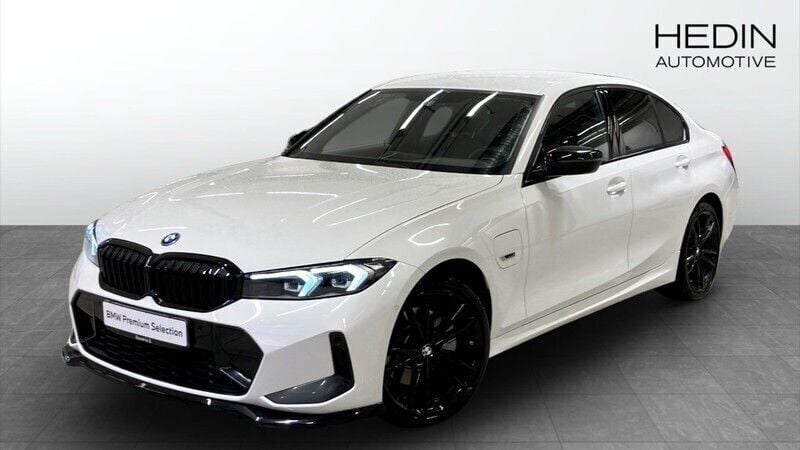Vit (white) Begagnad 2022 BMW 330e M Sport Sedan | 484 700 kr - Bild 1/4