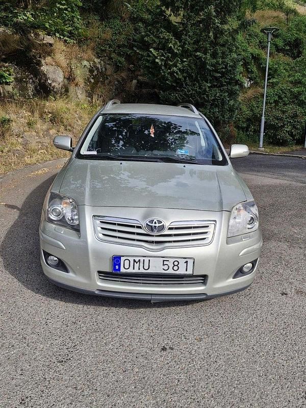 Silver Begagnad 2006 Toyota Avensis Kombi | 70 000 kr - Bild 1/4