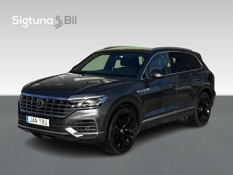 Grå Begagnad 2019 VW Touareg SUV | 539 900 kr (Marknadspris) - Bild 1/3