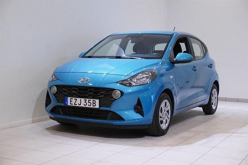 Blå Begagnad 2022 Hyundai i10 Essential Halvkombi | 134 900 kr (Marknadspris) - Bild 1/4