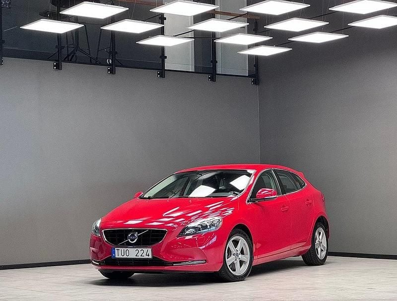 Begagnad Volvo V40 Momentum 150 HK (110 kW) 2013 Röd Kombi