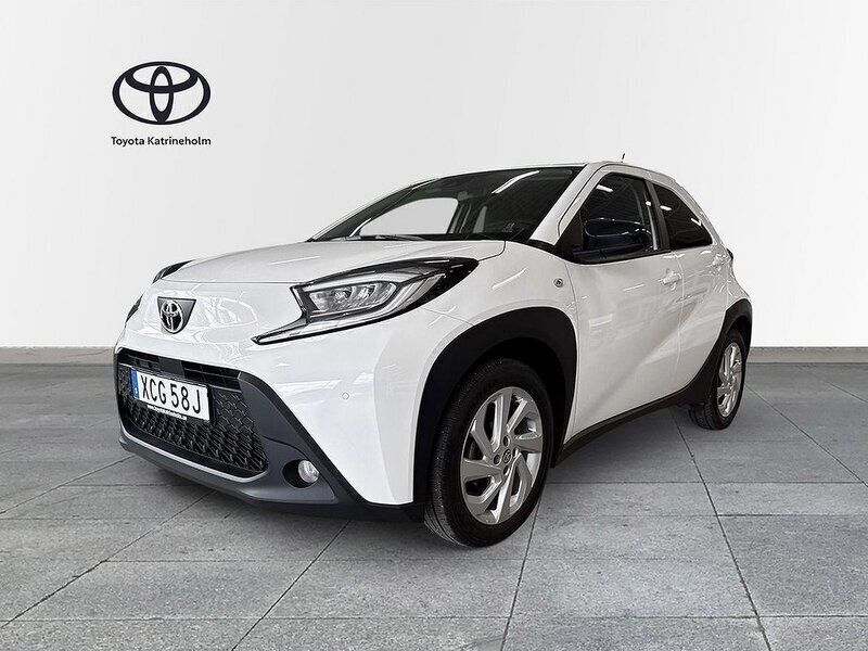Vit Begagnad 2023 Toyota Aygo Halvkombi | 179 900 kr (Marknadspris) - Bild 1/3