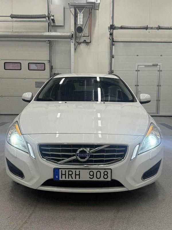 Vit Begagnad 2013 Volvo V60 Momentum Kombi | 79 000 kr (Marknadspris) - Bild 1/4
