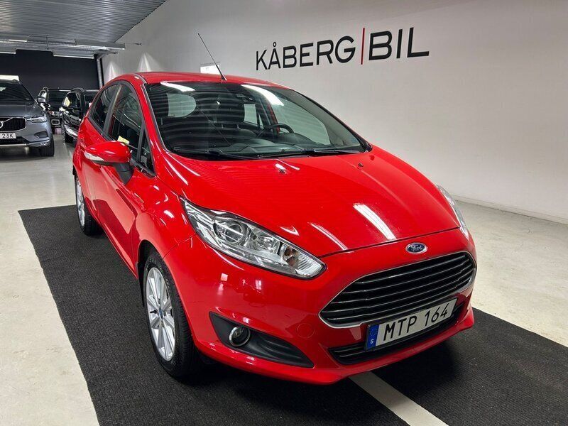 Röd Begagnad 2015 Ford Fiesta Titanium Halvkombi | 69 900 kr (Marknadspris) - Bild 1/4