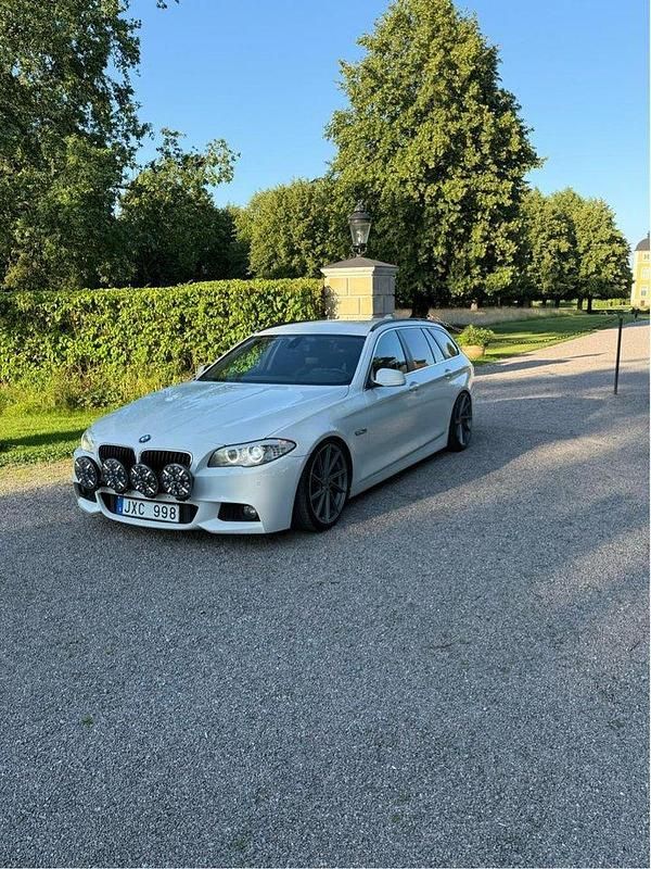 Vit Begagnad 2012 BMW 520 Kombi | 84 999 kr (Marknadspris) - Bild 1/4