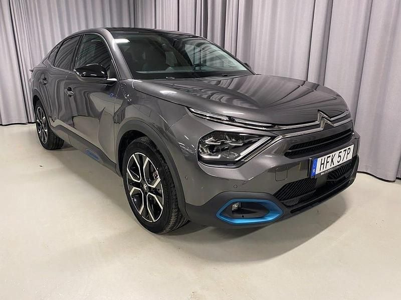 Grå Begagnad 2023 Citroën e-C4 Exclusive Sedan | 224 700 kr (Bra pris) - Bild 1/3