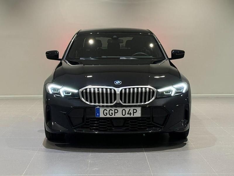 Begagnad BMW 330 M Sport 292 HK (214 kW) 2024 Sapphire svart metallic Sedan