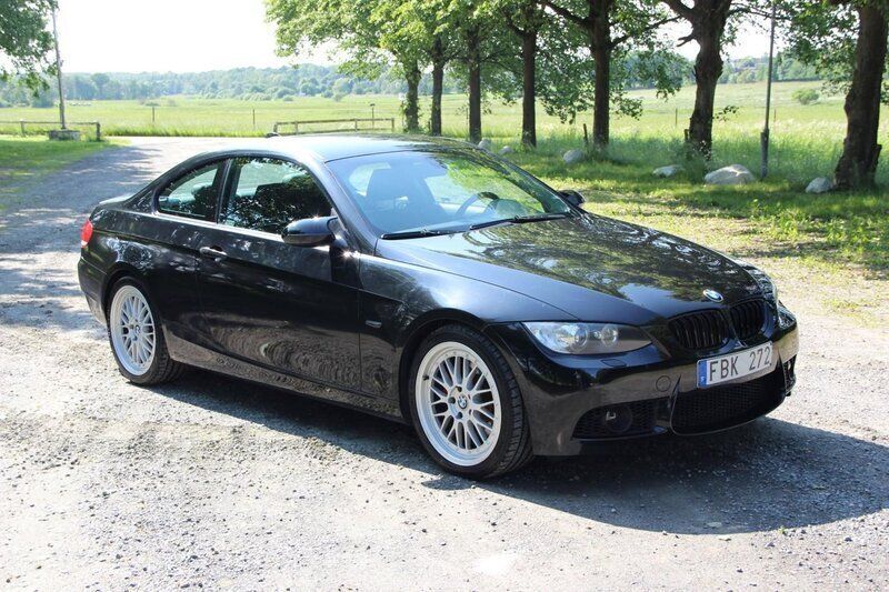 Svart Begagnad 2007 BMW 330 Comfort Edition Sportkupé | 92 000 kr (Marknadspris) - Bild 1/4