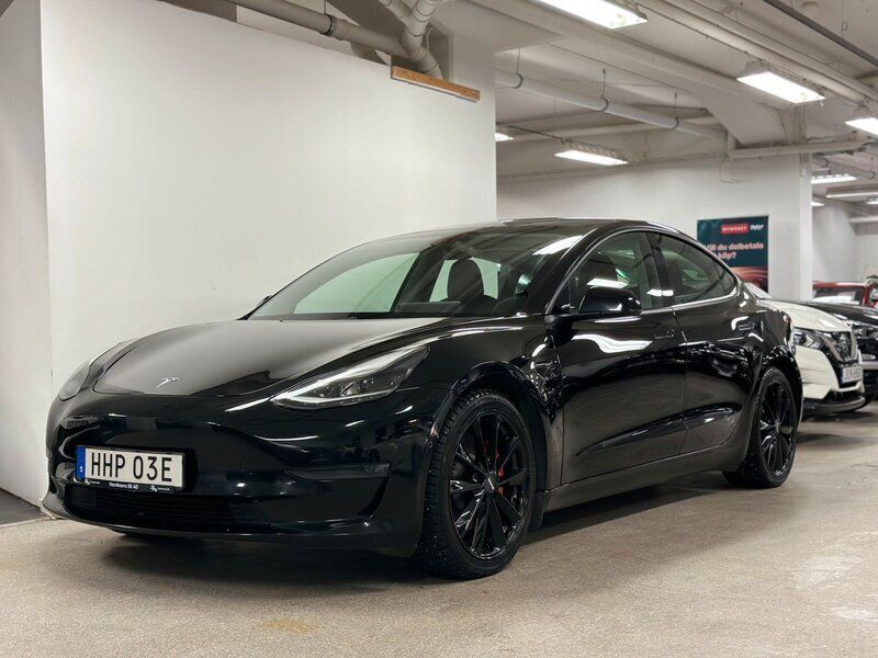Svart Begagnad 2021 Tesla Model 3 Performance Sedan | 309 900 kr (Marknadspris) - Bild 1/4