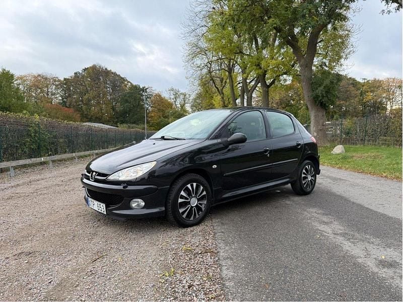 Svart Begagnad 2006 Peugeot 206 Halvkombi | 24 000 kr (Marknadspris) - Bild 1/4