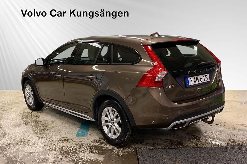 Begagnad Volvo V60 CC Momentum 192 HK (141 kW) 2015 Brun Kombi