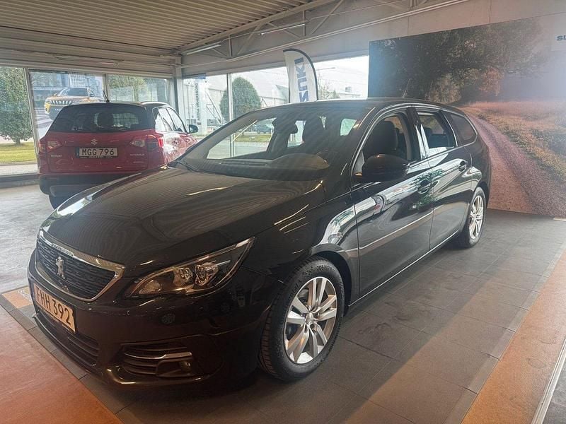 Mörkgrå Begagnad 2018 Peugeot 308 Kombi | 129 900 kr (Marknadspris) - Bild 1/4