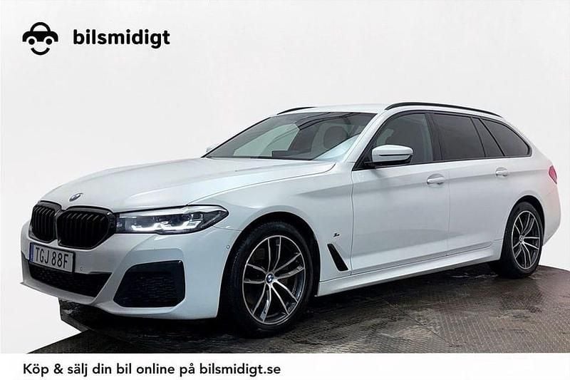 Vit Begagnad 2022 BMW 520 M Sport Kombi | 329 900 kr (Marknadspris) - Bild 1/3