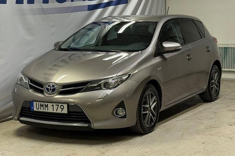 Brun Begagnad 2015 Toyota Auris Hybrid Edition Halvkombi | 149 500 kr (Marknadspris) - Bild 1/4