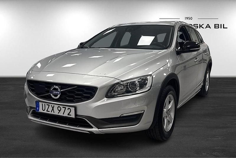 Silver Begagnad 2016 Volvo V60 CC Momentum Kombi | 119 000 kr (Marknadspris) - Bild 1/4